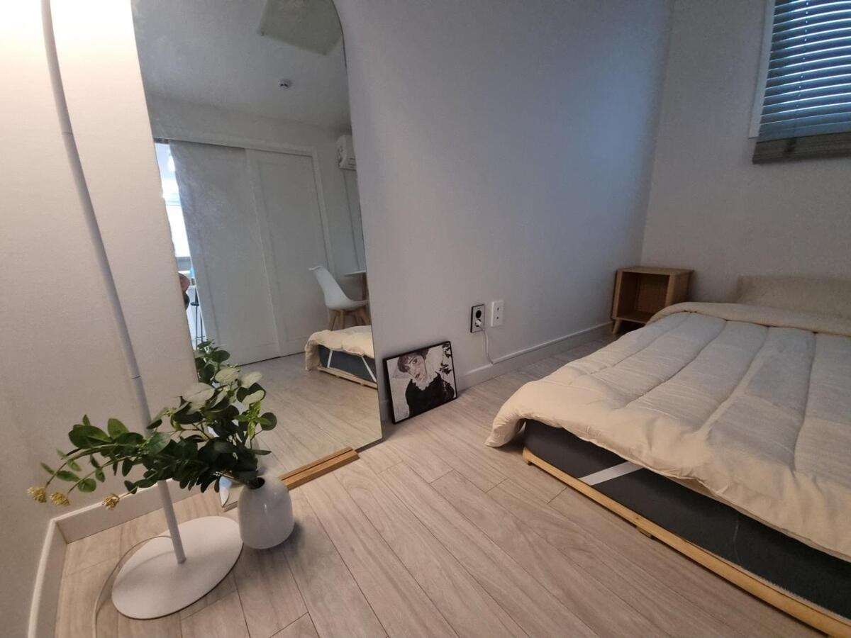 3-bed Gimpo Airport Stay, Filtered Water, Dryer, Early Check-in Or Late Check-out Flexibly