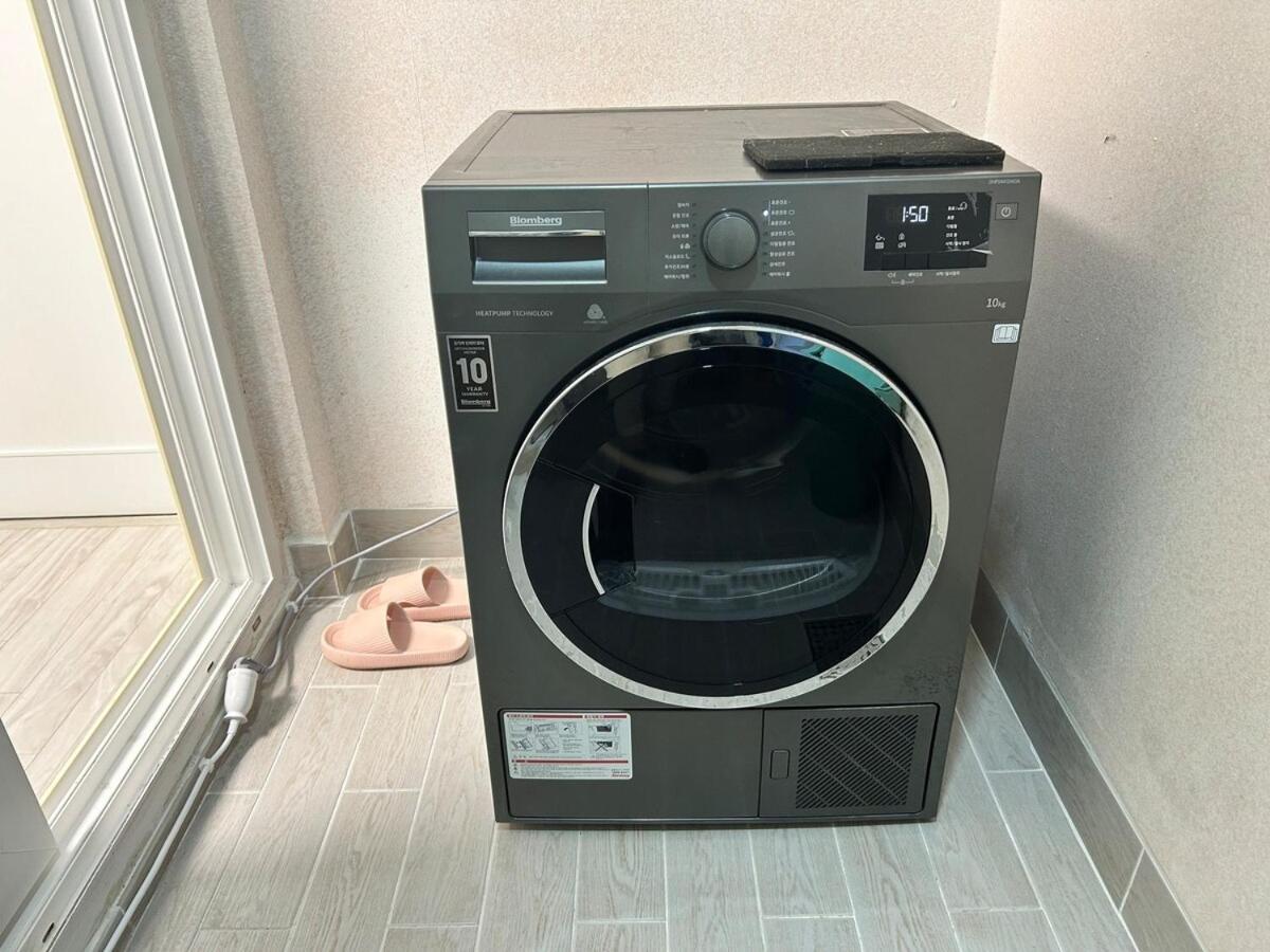3-bed Gimpo Airport Stay, Filtered Water, Dryer, Early Check-in Or Late Check-out Flexibly